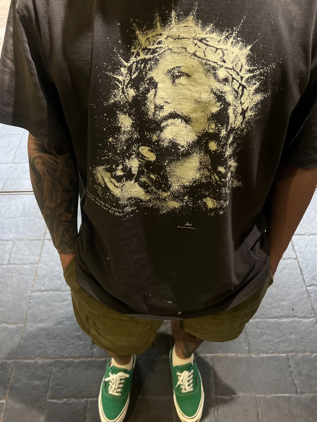 ❥8027#P136 Saint Mxxxxxx New luminous Jesus head is made of double yarn cotton batik fabric 280g, comfortable and breathable to wear. Full of street feel, loose fit. Craftsmanship: luminous printing + graffiti + spray coding, batik and wash. Size: (S-M-L-XL) Color: Washed black